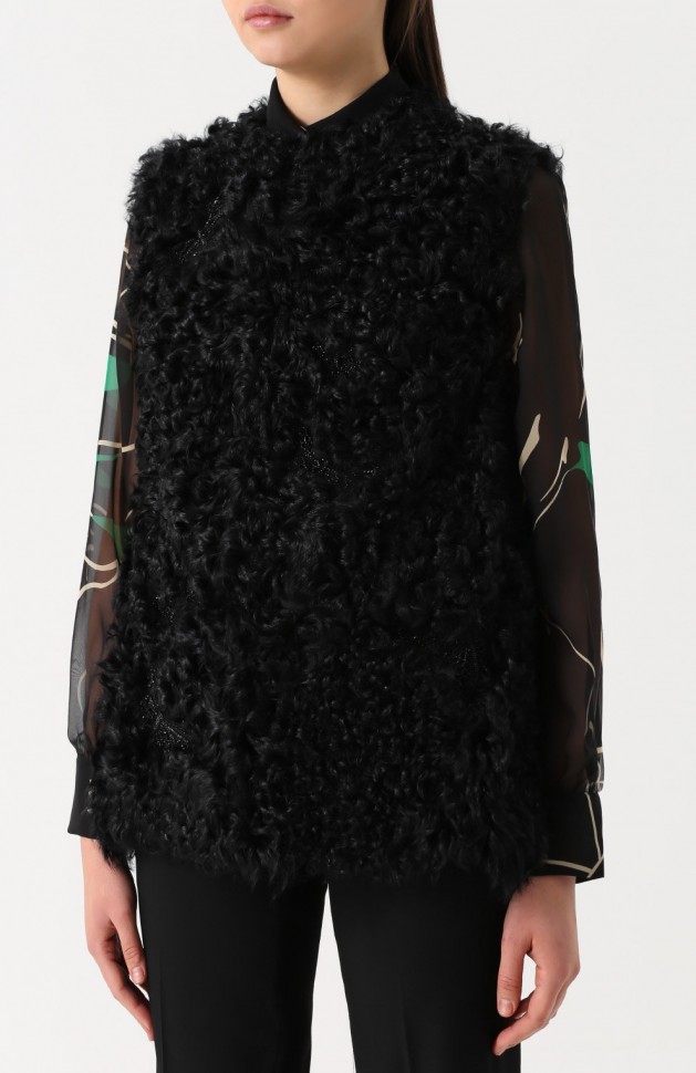 Жилет из меха ягненка с вышивкой бисером