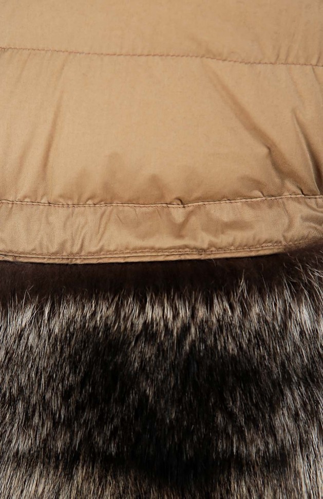 Пуховый жилет с капюшоном и меховой отделкой