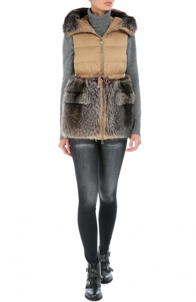 Пуховый жилет с капюшоном и меховой отделкой